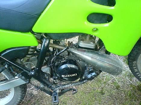 Suzuki Rmx - højre side af motoren billede 5