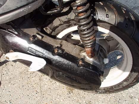 Yamaha neos ( Solgt ) - Er ved at slibe det sorte maling af... det ser ikke godt ud... og bag efter ska jeg ha den malet hvid.. billede 4