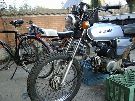 Suzuki k50 (BYTTET) savner den - forgaffel er krydsning af gaffelben fra suzuki dm50 og beholdere fra suzuki k50, = højere forgaffel og bedre afjedring billede 5