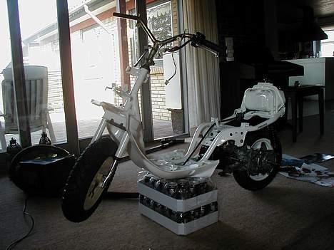 Yamaha Jog Evo Ac [Sæson 07] - Hvidt autolakeret stel... (Mor og Far var på camping ;P) Sæson 07 billede 4