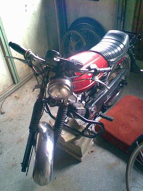 Puch monza.. HELT FÆRDIG:) - den er blevet malet nogle stedet hvor der var rust så nu venter den på de nye dele den skal have billede 12