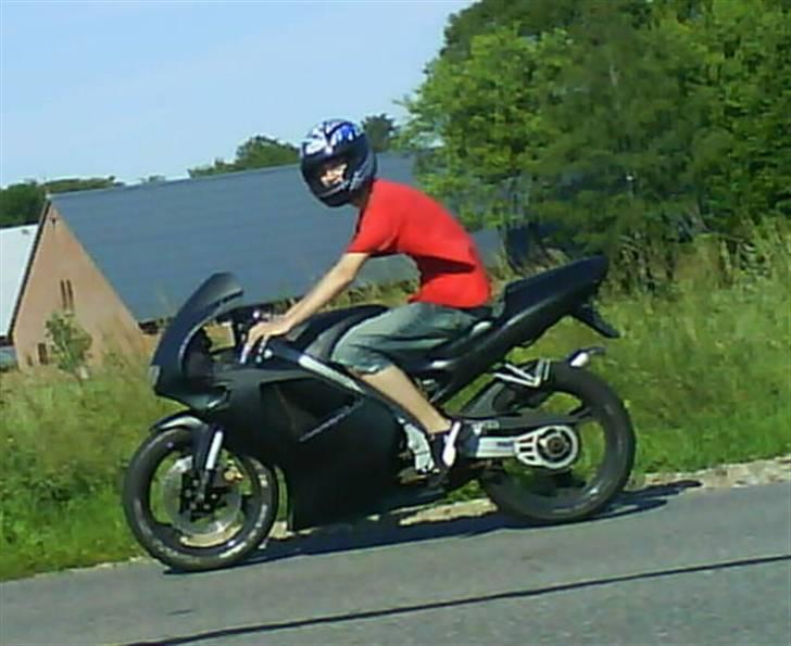 Aprilia RS 50 ** Byttet ** - det er så det første og eneste billed hvor jeg faktisk kører på den :D billede 1