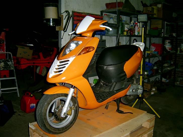 Aprilia Sonic GP (SOLGT !!) - Så er den færdig , blev malet idag den 25 juli 2007 billede 1