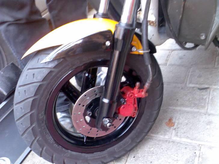 Aprilia Græshoppen 17,10 HK - ny malet fælg og forbremse kaliber og udskæring, og gaffelben og skive hva syntes i billede 14