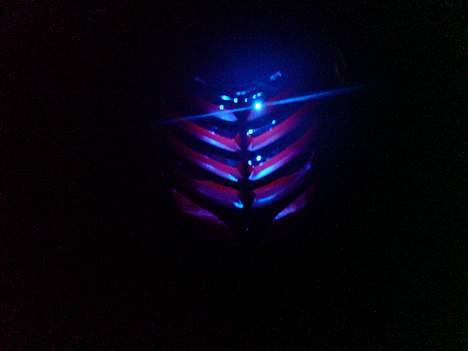 Aprilia Sonic AC 50 - Frontgrillen i mørke. Der sidder 5 3mm dioder inde bag ved billede 9