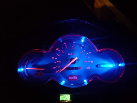 Aprilia Sonic AC 50 - Mit modificerede speedometer. 6 stk. 3 mm dioder og det normale instrumenteringslys er skiftet ud med røde pærer billede 10