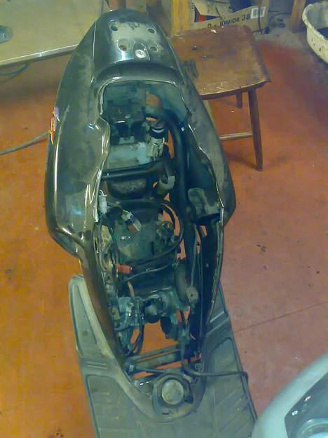 Sym Jet   |  SOLGT  | - Der sidder over 3 cm olie/skidt/jord nogen steder :/ billede 6