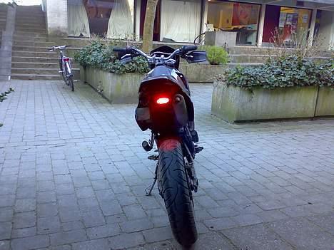 Aprilia MX 50  | Solgt | - Fik lige bixet en anden baglygte på.. en 10´er fastnøgle, skruemaskine, og 2 minutter :P billede 4