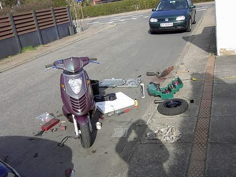 Aprilia sonic  SOLGT ! - ja når værkstedet roder og er for lille så må man rykke uden for :) billede 3