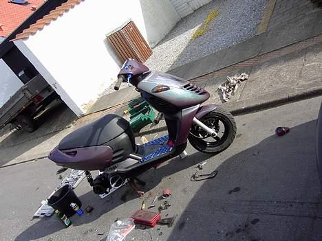 Aprilia sonic  SOLGT ! - ja når værkstedet roder og er for lille så må man rykke uden for :) billede 4