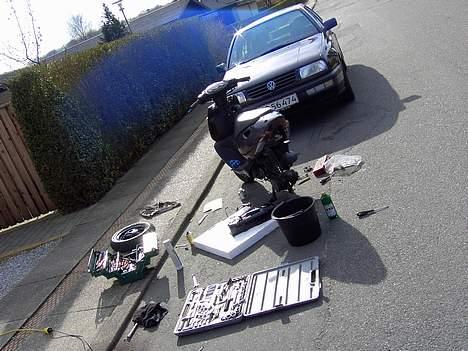 Aprilia sonic  SOLGT ! - ja når værkstedet roder og er for lille så må man rykke uden for :) billede 5