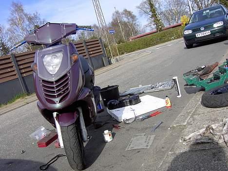 Aprilia sonic  SOLGT ! - ja når værkstedet roder og er for lille så må man rykke uden for :) billede 7