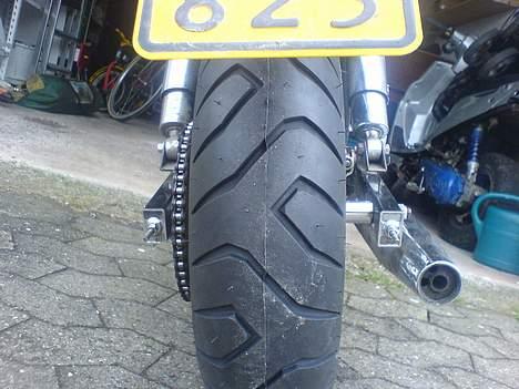 Regal Raptor SOLGT - Uff!! så kom der nyt bagdæk på.... dejligt bredt (Pirelli Evo 22 - 130/70-12) billede 15
