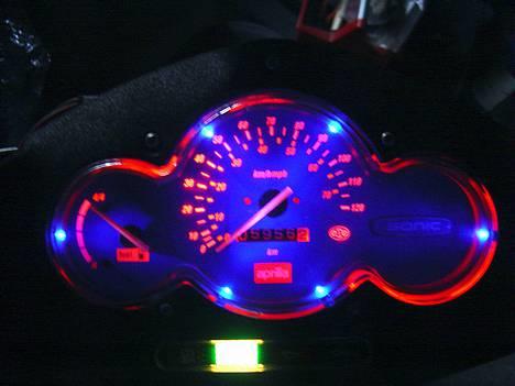 Aprilia   Sonic/Rally 'solgt' - Spidometeret med 6 blå dioder i billede 1