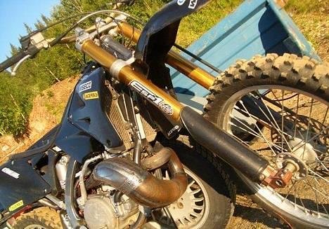 Suzuki Rm 125 - Svart plastikk.. og ny demper og styre:) forje demper knakk da jeg prøvde en backflip billede 3