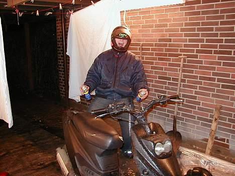 PGO hot50 0,0050 TDI - Så nu skal den males.. 2 WD-40 dåser i hånden billede 3