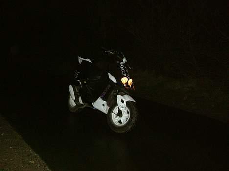 Yamaha SPY - læg mærke til det blå lys under bunden billede 4