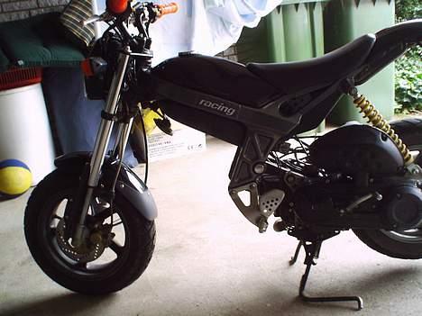 Suzuki street magic ( SOLGT ) - "Dyret" set fra venstre side billede 3