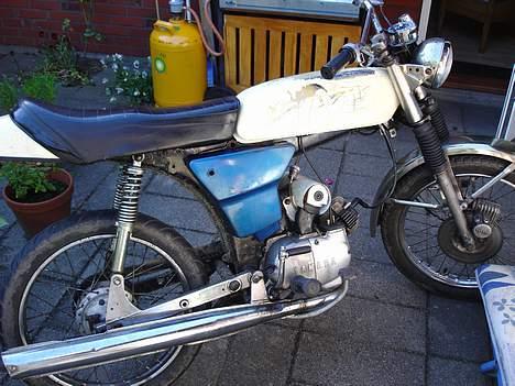 Yamaha 4g DX  solgt - da jeg fik var de skjolde ikke på har andre skjolde som er lige så grimme som tanke og en anden for end dem der er på nu billede 4