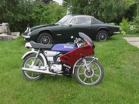 Yamaha 4 g DX - Min fars dejlige bil i bagrunden..(Hverken kåbe, fælge el. knallert er til salg) billede 3