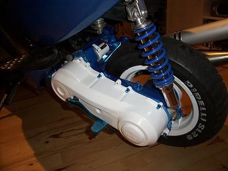 Aprilia Sonic "solgt" - Motoren er malet Metallic blå og starter og kickstarterskjold er malet hvidt billede 2