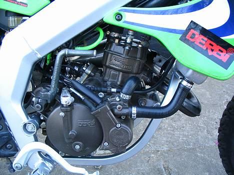 Derbi Senda - motoren, med grøn benzinslange NGK racer-kabel, osv. billede 9