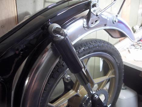 Suzuki K 50 - Stel med de nye støddæmpere billede 2