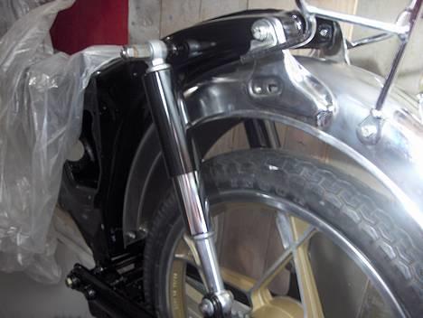 Suzuki K 50 - Bagstøddæmpere fra en anden vinkel billede 3