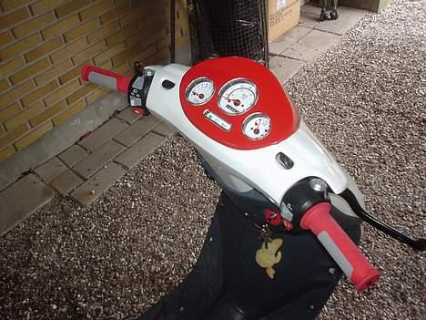 Adly SuperSonic - Adly SuperSonic set oppe fra billede 2