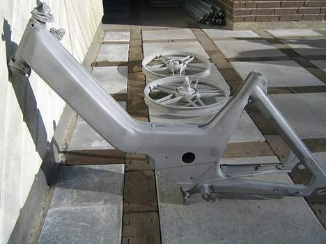 Puch maxi k (PROJEKT) - sand blæst stel:P nice nu skal der bare svejses, spartles, males, og samles:D lækkert;)  billede 1