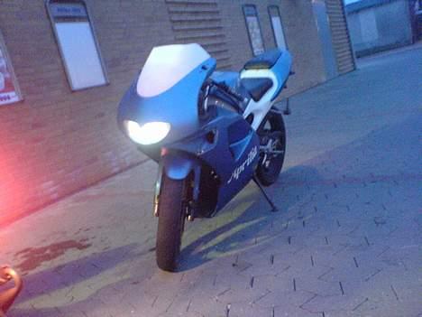Aprilia RS 50 ** Byttet ** - Et billed jeg tog en aften vi var ude og cruise ... det er kaspers hot 50 der kan skimtes i venstre side :P billede 7