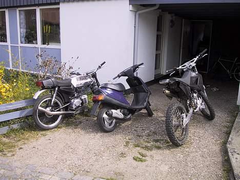 Yamaha Jog As (Solgt) - Fra venstre: Chiller knallerten, så Raceren:P, og sidst men ikke mindst Crosseren:D billede 11