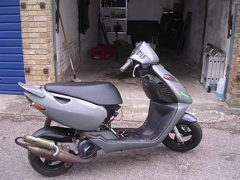 Aprilia sonic gp   ( byttet ) - mangler lige et skjold,,. det er på nu billede 3