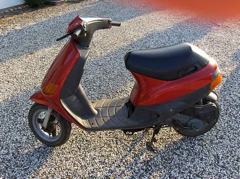 Piaggio Zip 45'er - solgt - http://www.scootergalleri.dk/html/gal_visbil.asp?ID=134003&ipc=414354 <- hvis du ikke har bruger, så brug dette link .. så kan du se alle billederne billede 1