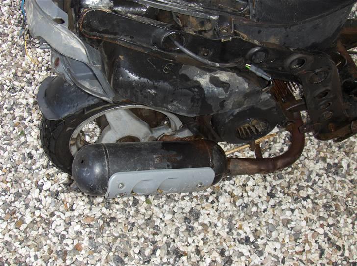 Piaggio Zip 45'er - solgt - Der er boret 4 huller i udstødningsrøret.. billede 9