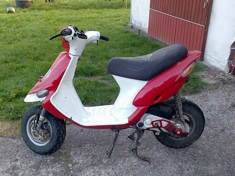 Gilera Stalker - den er blevet hævet 8 cm så selv om den står på dobbelt støttefoden står bag hjulet stadig på jorden billede 2
