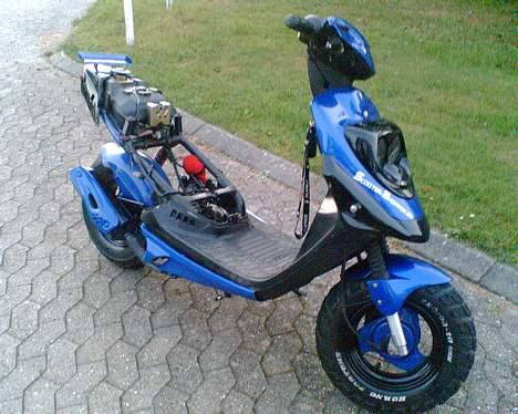 PGO custom hot 50 - min scooter der er ved og blive malet noget på billede 2
