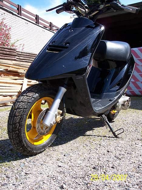 Yamaha JOG - Så fik jeg mig endelig snøvlet til at få sat min forgaffel på, nu kan den sgu bremse!! billede 9