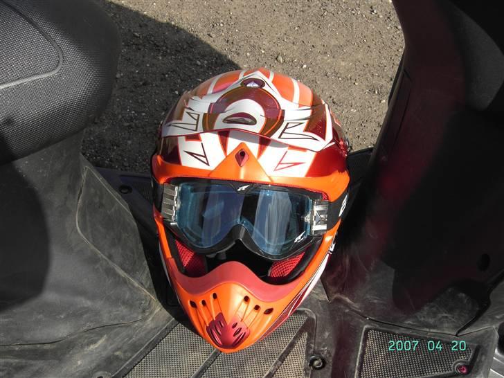 Keeway FocusNeon-scooter - min hjelm og briller :P ER BLEVET VAEK I HOLBAEK ! EFTERLYSER BEGGE DELE HJELM OG BRILLER DER UD DELES DUSOER VIS DU FINDER DEN I FINT BEHOLD :) billede 7