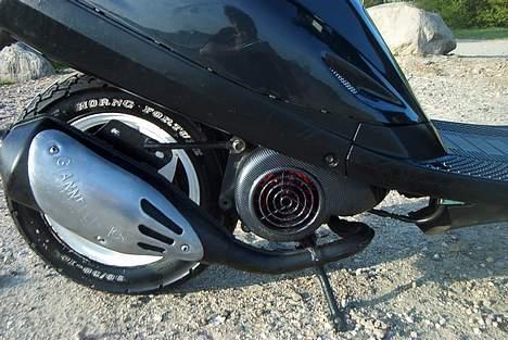 Yamaha jog *Solgt* - carbon blæserskjold, chrome rødt blæserhjul og poleret varmeskjold. fucking fedt ! billede 14