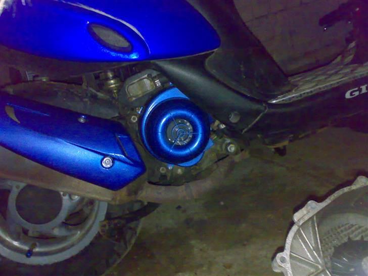Gilera Stalker (gejling projekt) - std. blæserskjold sat på igen.. hvis man ser nærmere efter er blæser hjulet blevet malet crom, beskyttelse til udstødning malet blå billede 10