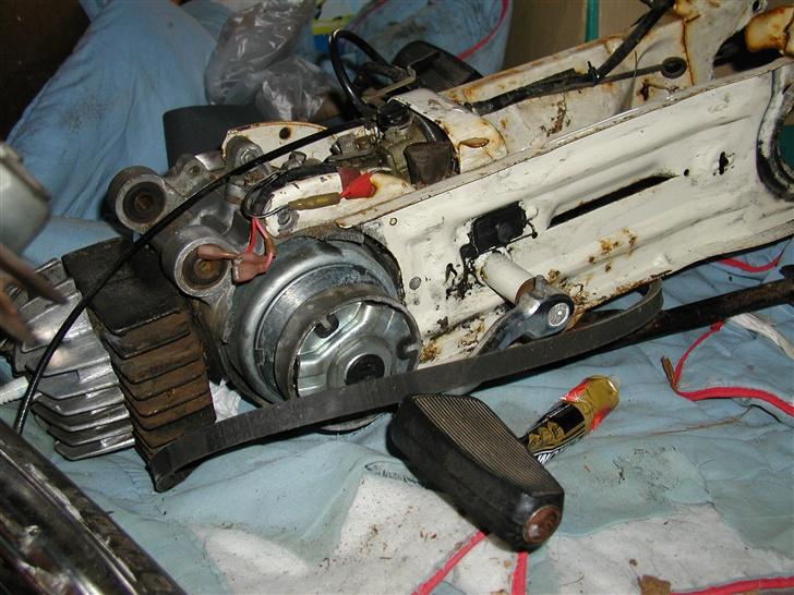 Honda Camino Projekt - Det er slet ikke så slemt som det ser ud til. Bagsvingerens rust er bare overflade rust. Bliver slebet ned, grundet og malet hvid igen. billede 5