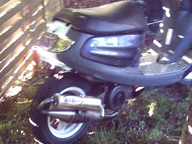 Yamaha Jog space (BYTTET) - Som den står nu , mangler bartstyr & så skal de grå skjolde males . billede 2