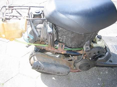 Yamaha jog fs..  SOLGT!!  - som i kan se så har den ikke været særlig godt behandlet. . men med vand og sæbe og lidt sandpapir når man langt... billede 3