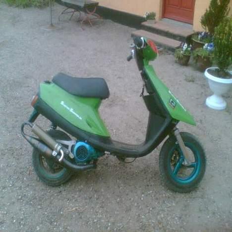 Yamaha jog as taget af panerne billede 4