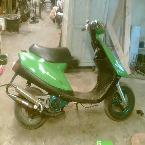 Yamaha jog as taget af panerne billede 5