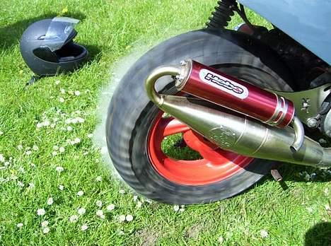 PGO Hot 50 - SOLGT - Der skal sq da en bette brænder med.. Kan oss sagtens på asfalten, men det er lidt skræmmende når forbremsen ikk virker.. Kan i følge mig..? billede 16