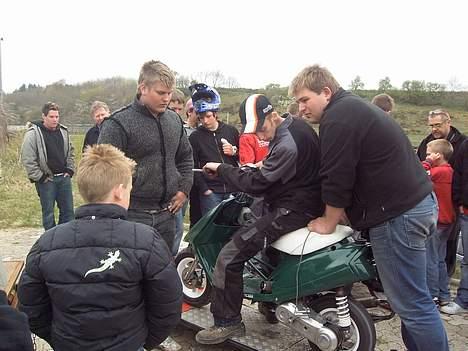 Yamaha jog lc TILSALG 9000 - joggen blev ikke målt da ham på den røde og sorte aroex tråte på ledningen , så pæn træls billede 2