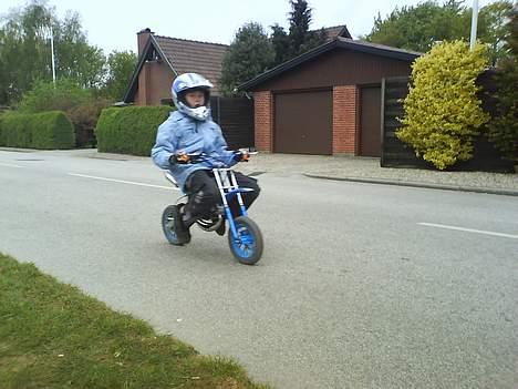 MiniBike Crosser - Lillebror der køre . . . (hans første 2 hjuler) billede 12