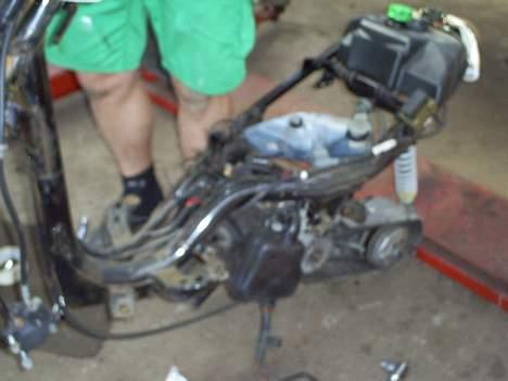 Yamaha Jog R (rød)SOLGT (9800) - Scooter uden skjolde billede 9